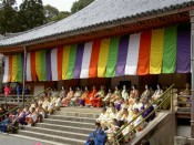 金堂から特設舞台を観賞