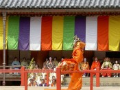 金堂に向い雅楽を披露