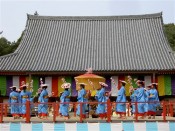 地元少女による踊り