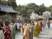 金堂から三宝院へ豊太閤花見行列が戻って行く