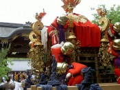 大覚寺では剣鉾が立てられ、御神輿に向かって祈祷が行われる