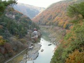 嵐山公園から見た保津川と紅葉