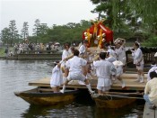 櫟谷宗像社を再出発し近くの岸から神輿を船に乗せ大堰川を渡る
