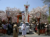 参道に神幸列が並ぶ