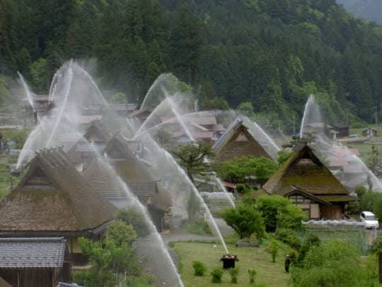 美山かやぶきの里春の一斉放水