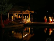 暗闇の中大沢池に浮かぶ祭壇が幻想的