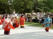 上賀茂神社参道を進む斎王代