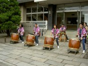 一旦神輿は、六孫王会館前に運ばれ太鼓の演奏が行われる