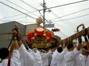 六孫王神社を出た神輿は、八条通と壬生通の交差点でゆっくりと回転