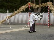 権宮司が天地四方に神矢を放つ