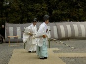 引き続き二名の神職が大的を射る準備