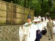本殿での神事が終わり神田に向かわれる