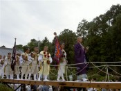 鐘の音を合図に本堂（極楽浄土）から法要の列が出発