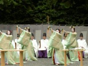 神楽女による御田舞