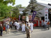 4基の御神輿と鼓笛隊行列が藤森神社を順次出発
