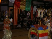 還列後に本堂（極楽浄土）では極楽の舞が行われる