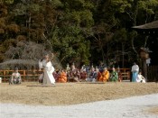 始めに、音を立てて飛ぶ蟇目矢が放たれる