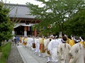 金堂へ向かわれる