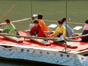 筝曲小督船上で琴の演奏